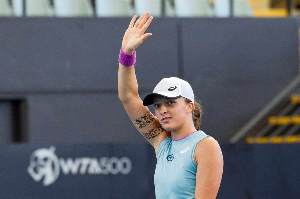 Juara tunggal putri French Open 2020 Iga Swiatek melakukan selebrasi usai memastikan diri melaju ke final turnamen tenis Adelaide International, Jumat, 26 Februari 2021.