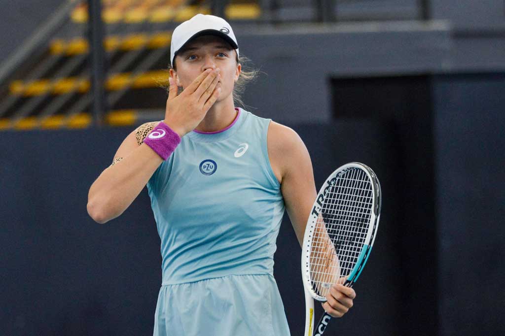 Remaja Polanda berusia 19 tahun tersebut di semifinal menundukkan petenis Swiss Jil Teichmann dua set langsung dengan skor 6-3, 6-2 dalam waktu 81 menit di Memorial Drive di Adelaide.