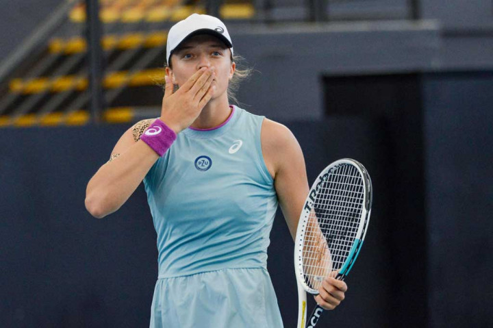 Remaja Polanda berusia 19 tahun tersebut di semifinal menundukkan petenis Swiss Jil Teichmann dua set langsung dengan skor 6-3, 6-2 dalam waktu 81 menit di Memorial Drive di Adelaide.