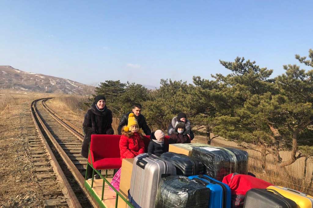 Mereka berdelapan harus mendorong kereta troli sejauh sekitar satu jam, puncak dari ekspedisi yang dimulai dengan perjalanan kereta api 32 jam dari Pyongyang, dilanjutkan dengan naik bus selama dua jam ke perbatasan.