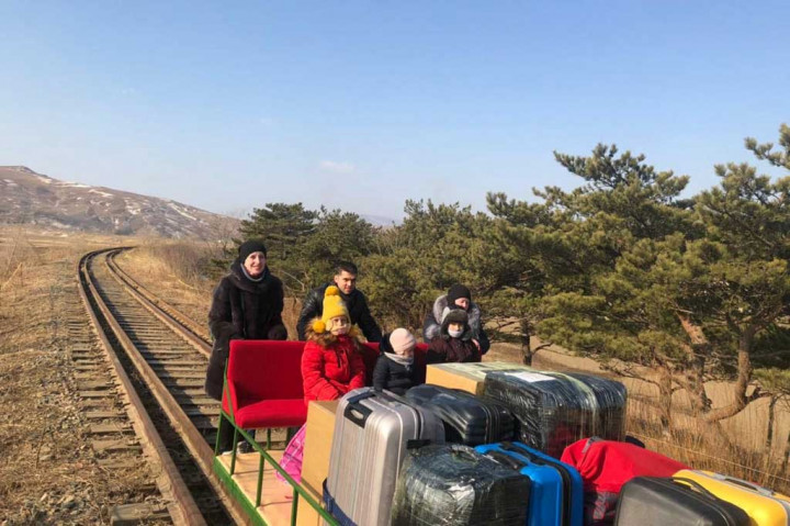 Mereka berdelapan harus mendorong kereta troli sejauh sekitar satu jam, puncak dari ekspedisi yang dimulai dengan perjalanan kereta api 32 jam dari Pyongyang, dilanjutkan dengan naik bus selama dua jam ke perbatasan.