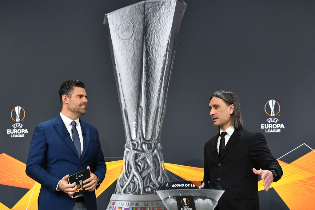 Presenter UEFA Pedro Pinto (Kiri) dan mantan pemain sepak bola Swiss Hakan Yakin menghadiri pengundian babak 16 besar Liga Europa di markas UEFA di Nyon, Jumat, 26 Februari 2021.