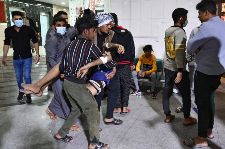 
Para pengunjuk rasa menuntut pengunduran diri Gubernur Nazem al-Waeli dan melakukan unjuk rasa minggu ini di luar kantornya, karena mereka memprotes layanan publik yang memburuk.