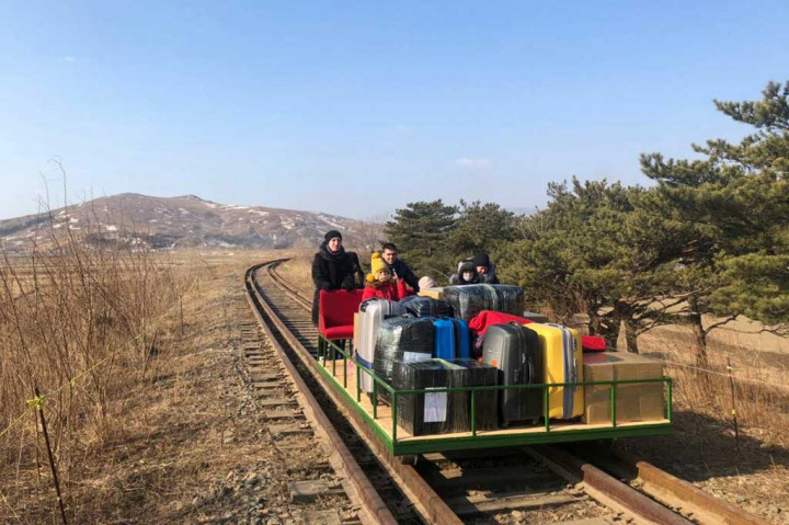 Diplomat Rusia bersama anggota keluarga - yang termuda dari mereka seorang gadis berusia tiga tahun - meninggalkan Korea Utara dengan kereta yang didorong tangan. Hal itu karena dilakukan pembatasan transportasi di Pyongyang terkait pandemi virus korona.