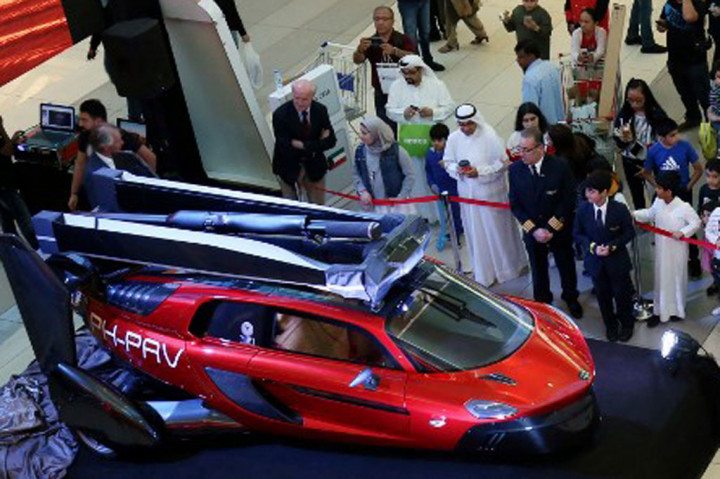 Setelah menjadi mobil terbang pertama yang mengantongi izin beroperasi di jalan raya Eropa, perusahaan asal Belanda PAL-V juga menjadi pabrikan 'commercial flying car' pertama yang mendapat sertifikasi penuh dari EASA (European Union Aviation Safety Agency).