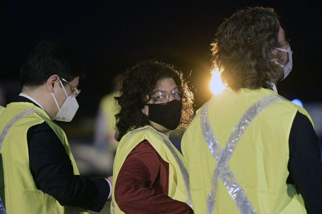 Vizzotti positif korona sepekan setelah pendahulunya mengundurkan diri menyusul laporan bahwa para elite di negara Amerika Selatan itu telah melanggar batas aturan menerima lebih awal suntikan vaksin.