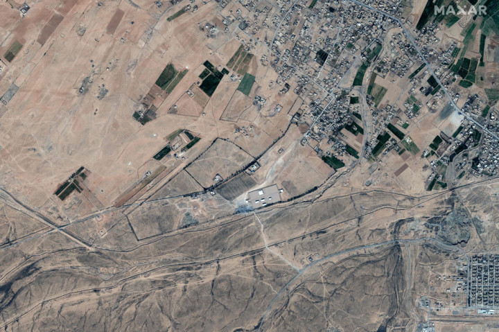 Juru bicara Pentagon John Kirby mengatakan dua F-15E 'Strike Eagles' menjatuhkan tujuh amunisi berpemandu presisi, menghancurkan total sembilan fasilitas dan sebagian menghancurkan dua fasilitas. Kirby menambahkan, lokasi yang ditargetkan di dekat perbatasan Suriah-Irak itu diketahui memfasilitasi aktivitas kelompok milisi yang berpihak pada Iran.