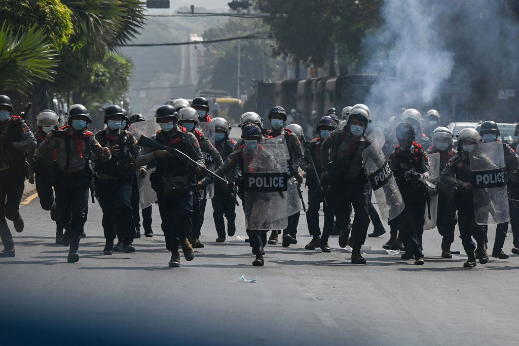 Polisi Myanmar menembakkan peluru karet untuk membubarkan pengunjuk rasa di Yangon pada hari Sabtu, 27 Februari 2021. Tidak jelas apakah ada peluru tajam yang digunakan saat polisi mengejar pengunjuk rasa dan jurnalis dari persimpangan Myaynigone.