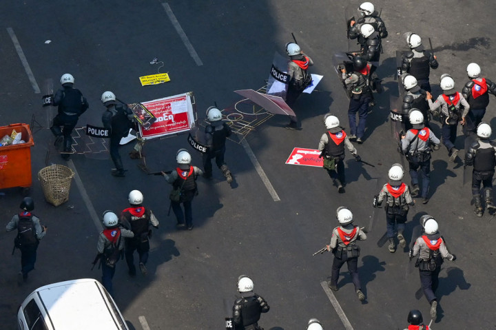 Ratusan pengunjuk rasa etnis Mon berkumpul di sana pada Sabtu untuk memperingati Hari Nasional Mon, bergabung dengan kelompok etnis minoritas lainnya untuk memprotes kudeta.