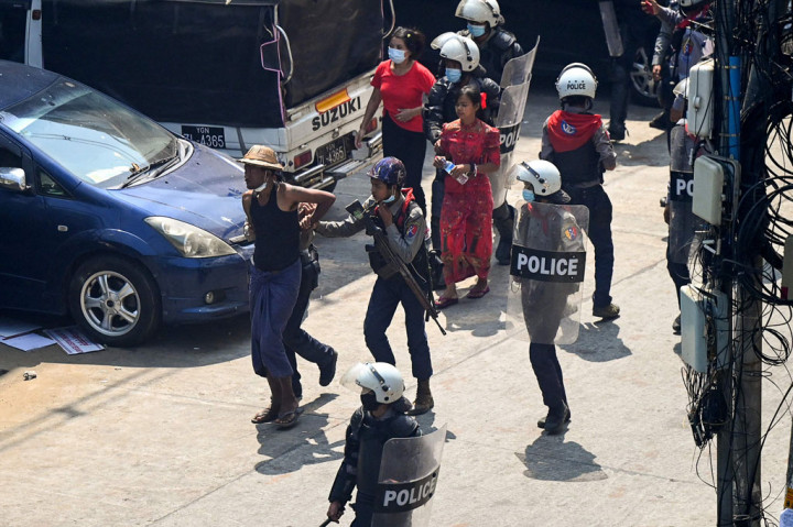 Polisi kemudian datang untuk membersihkan persimpangan, dan mengejar pengunjuk rasa dan jurnalis yang berlarian bersembunyi di gedung-gedung terdekat.