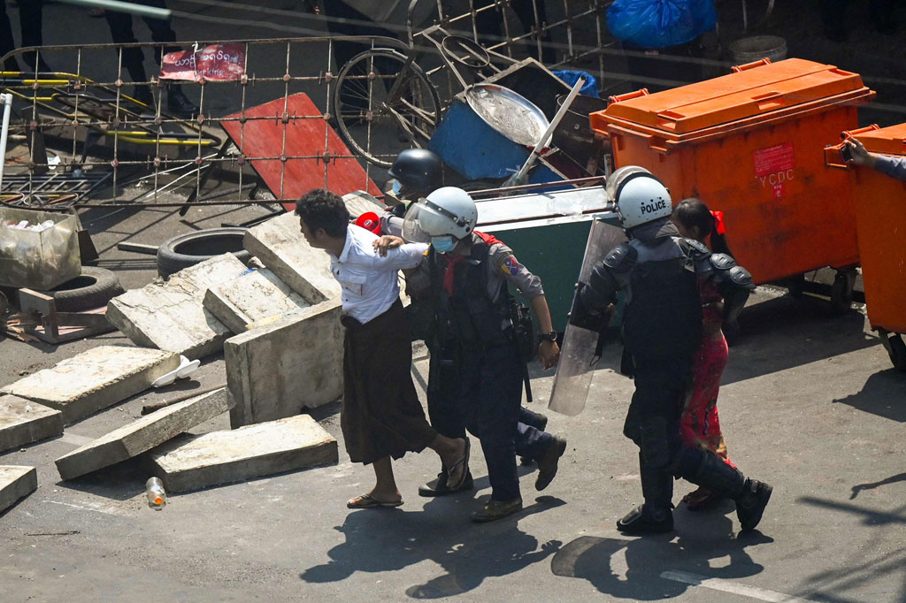 Tiga wartawan termasuk di antara mereka yang ditahan pada hari Sabtu.