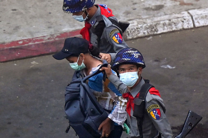 Mereka menyebar ke jalan-jalan perumahan yang lebih kecil dan mulai membangun barikade darurat dari kawat berduri dan meja untuk menghentikan polisi. Reporter lokal menyiarkan adegan kacau itu secara langsung di Facebook, termasuk saat-saat tembakan terdengar.