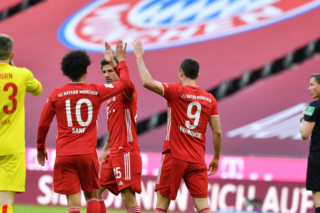 Namun, Bayern bisa menjauhkan keunggulan lagi pada menit ke-65. Lewandowski mencatat brace, sekaligus mengubah skor menjadi 3-1, usai bisa mengonversi umpan Thomas Mueller, yang baru masuk, menjadi gol.