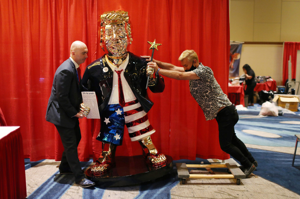 Patung setinggi lebih dari 6 kaki itu merupakan karya Tommy Zegan. Seniman yang tinggal di California itu menciptakan patung Trump sebagai tanggapan atas berbagai karya seni yang mengejek Trump.