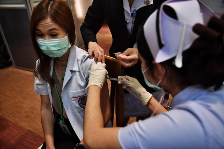 Seorang petugas kesehatan menerima vaksin Covid-19 CoronaVac dari Sinovac, di Institut Penyakit Menular Bamrasnaradura di Bangkok.
