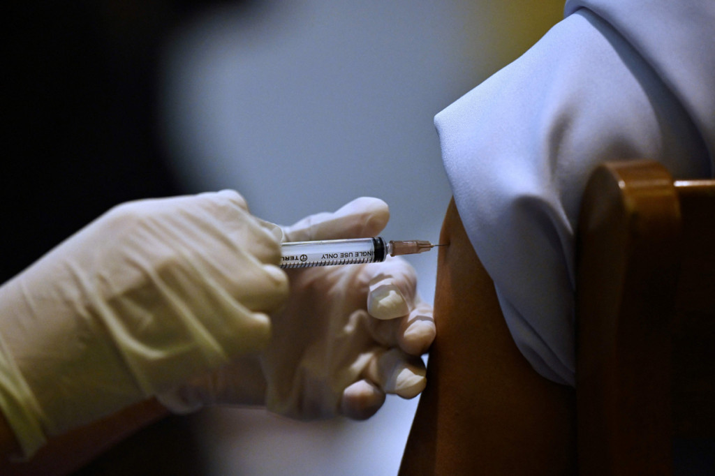 Thailand menerima 200.000 dosis pertama vaksin Sinovac dari Tiongkok dan 117.000 dosis impor vaksin AstraZeneca minggu ini.