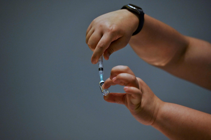 Vaksin tersebut telah didistribusikan ke 13 provinsi berisiko tinggi. Thailand diperkirakan akan menerima pengiriman 1,8 juta dosis vaksin Sinovac pada Maret dan April. 