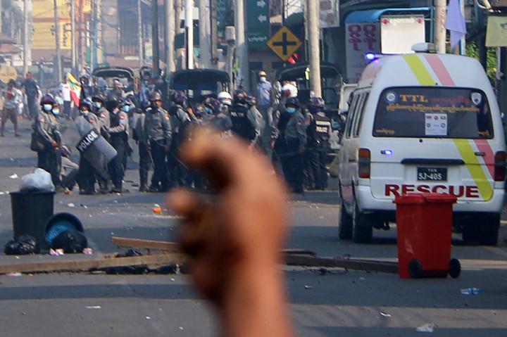 Bentrokan berdarah antara aparat dan demonstran kembali terjadi dan merenggut korban jiwa di Myanmar.