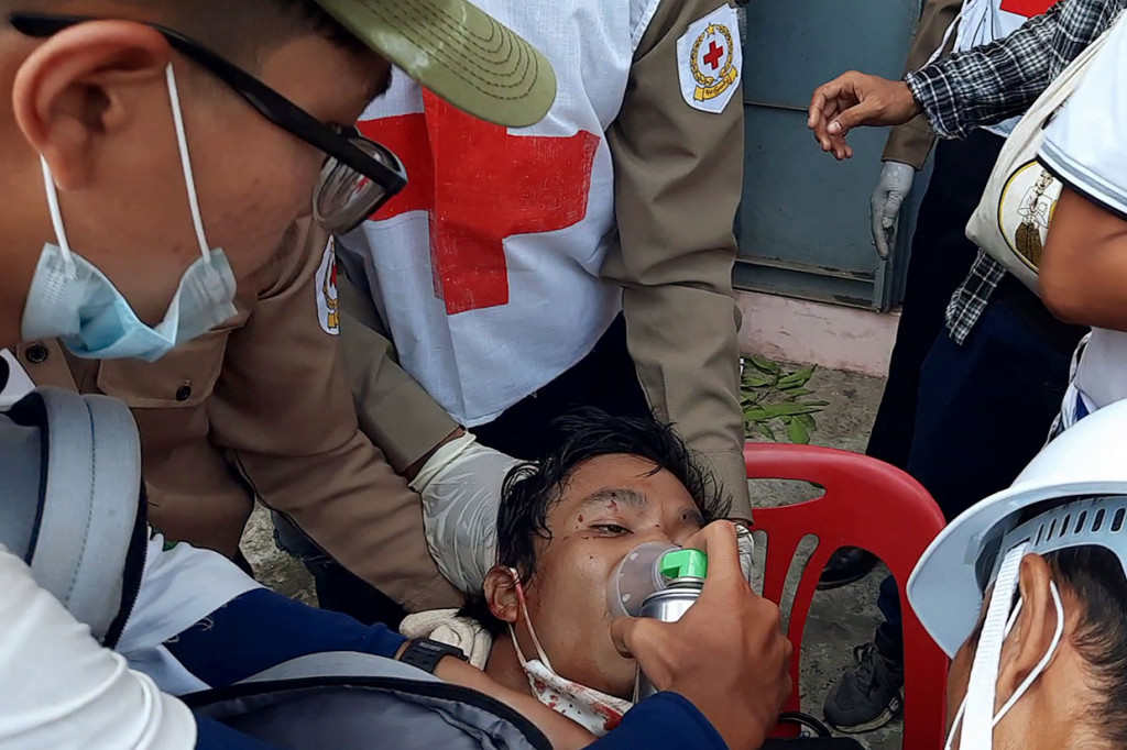 Dilaporkan pada hari ini, Minggu, 28 Februari 2021, tiga pria tewas dan sedikitnya 20 lainnya terluka ketika pasukan keamanan bergerak dalam unjuk rasa di Dawei, Myanmar.