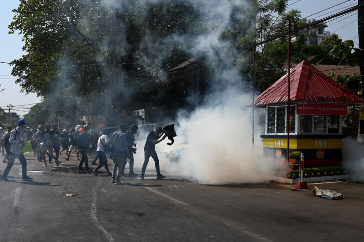 Pasukan keamanan pun mulai melakukan tindakan keras terhadap pengunjuk rasa di kota-kota di seluruh negeri.