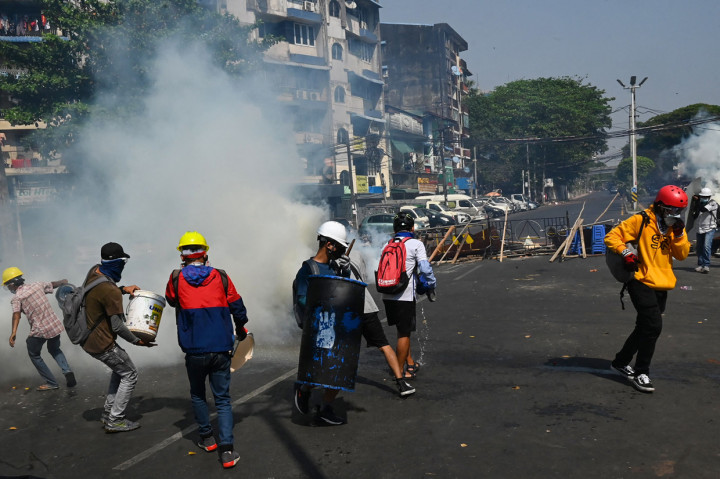 Setidaknya lima pelajar ditangkap pada protes di tempat lain di pusat kota Yangon pada hari ini. Unjuk rasa kali ini menjadi hari kedua eskalasi penggunaan kekerasan dilakukan militer terhadap pengunjuk rasa anti-kudeta. Ratusan orang dilaporkan telah ditahan, termasuk wartawan.