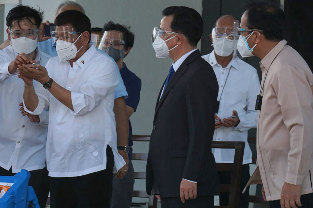 Presiden Filipina Rodrigo Duterte dan pejabat tinggi Kabinet menyambut pengiriman vaksin dari Sinovac Biotech yang berbasis di Tiongkok dalam sebuah upacara di televisi yang menggarisbawahi bantuan mereka setelah penundaan berminggu-minggu, kata para pejabat.