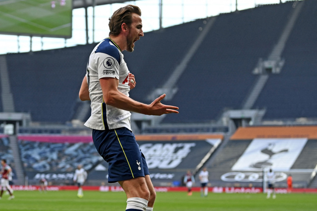 Harry Kane melakukan selebrasi usai mencetak gol ke gawang Burnley.