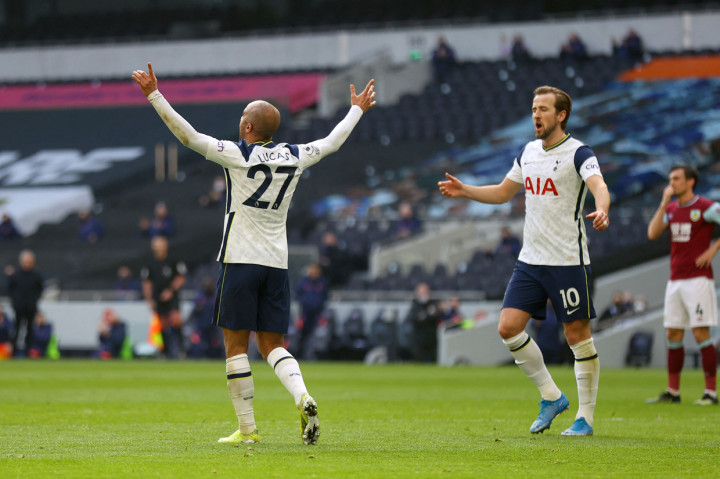 Lucas Moura melakukan selebrasi usai mencetak gol ke gawang Burnley.