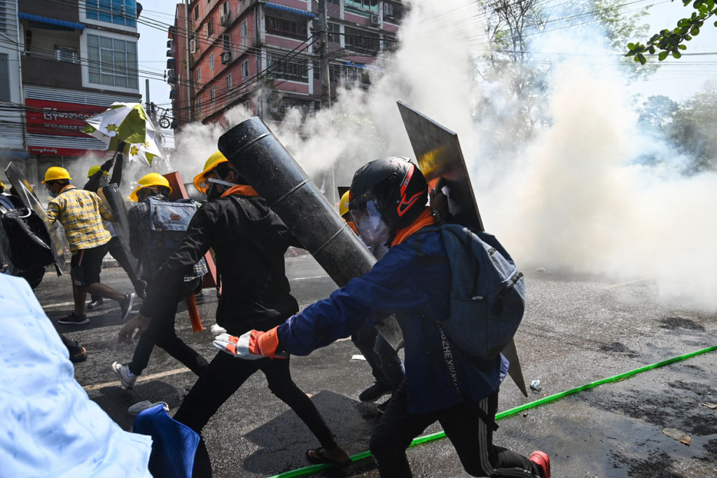 Demonstran terlihat mengenakan helm plastik dan perisai darurat untuk berhadapan dengan polisi dan tentara. Kantor hak asasi manusia PBB menginfokan ada belasan pendemo yang meninggal dunia karena serangan polisi Myanmar.