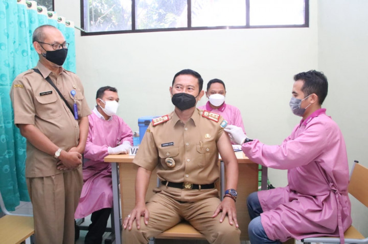 Yuhronur mengaku tidak merasakan sakit ketika proses penyuntikan vaksin. Pria yang akrab disapa Pak Yes itu berharap agar masyarakat tidak takut divaksin.