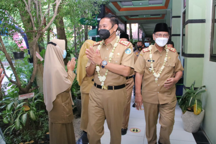 Setelah menjalani vaksinasi, Bupati Yuhronur bersama Wabup, Kapolres serta Kasdim, kemudian meninjau langsung proses vaksinasi Covid-19 untuk guru, yang juga berlangsung di SMPN 1 Lamongan.