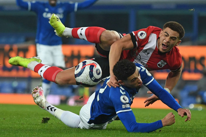 Bekal kemenangan Derby Merseyside sepekan silam menjadi suntikan kepercayaan diri yang besar bagi Everton untuk menekan Southampton sejak awal laga.