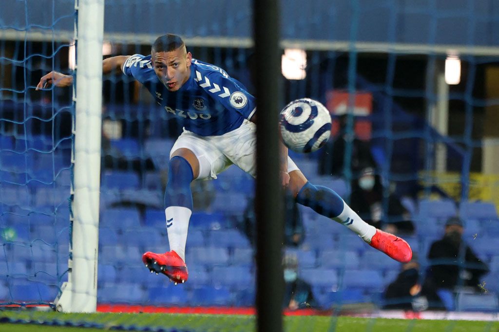 Baru sembilan menit pertandingan berlangsung The Toffes berhasil memecah kebuntuan lewat Richarlison usai menyelesaikan umpan terobosan Gylfi Sigurdsson dengan sepakan keras ke pojok kanan bawah gawang tim tamu.