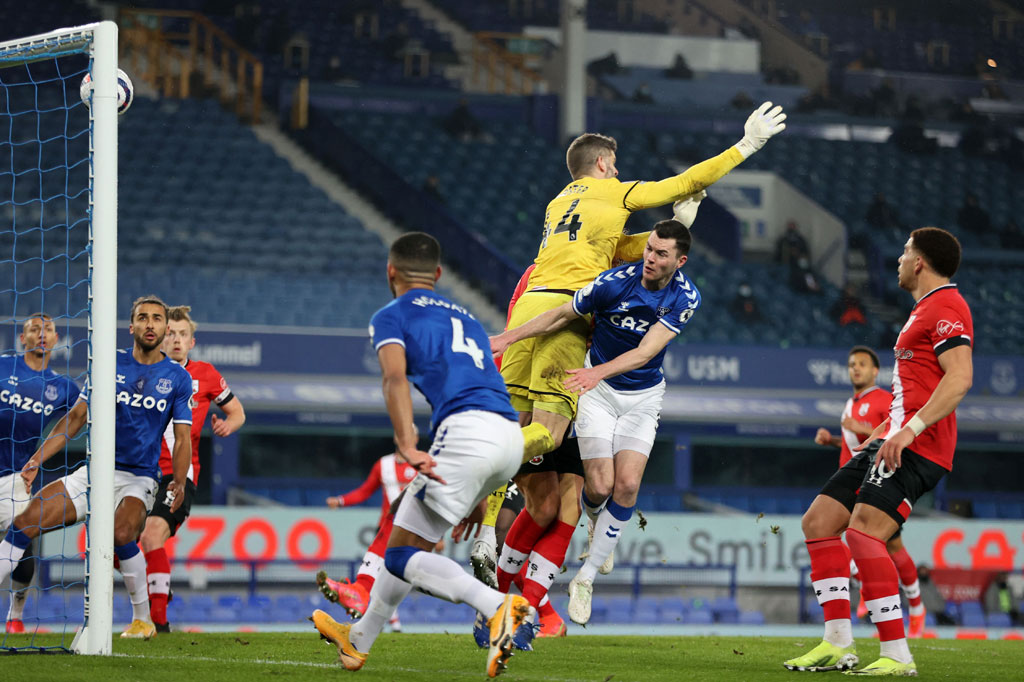 Lantas pada menit ke-26, Michael Keane berhasil menggandakan keunggulan Everton usai menyelesaikan umpan Mason Holgate. Tetapi gol itu dianulir oleh wasit Martin Atkinson setelah berkonsultasi dengan VAR karena offside.