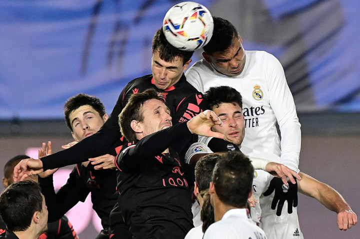 Bermain di Stadion Alfredo Di Stefano, Real Madrid sanggup menggempur pertahanan Real Sociedad dari awal laga. Tembakan pertama Los Blancos datang di menit ke-10 lewat Casemiro, tetapi masih bisa diblok pemain bertahan lawan.