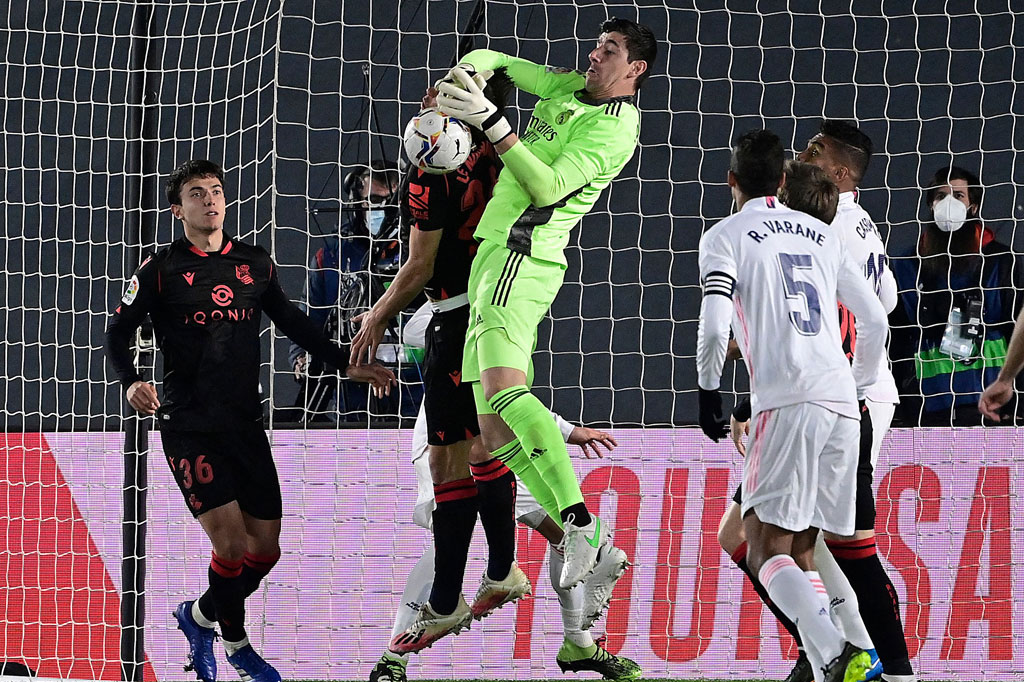 Sociedad tidak tinggal diam dan mengancam di menit ke-16. Bola tembakan Andoni Gorosabel dari sisi kotak penalti masih bisa ditepis Thibaut Courtois.