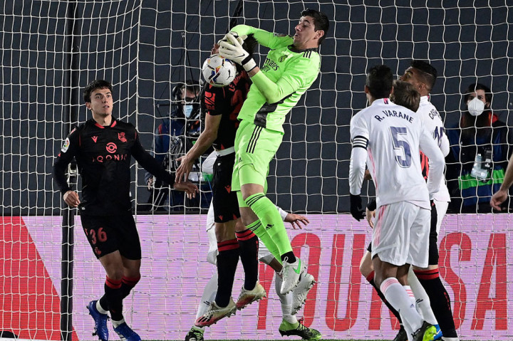 Sociedad tidak tinggal diam dan mengancam di menit ke-16. Bola tembakan Andoni Gorosabel dari sisi kotak penalti masih bisa ditepis Thibaut Courtois.