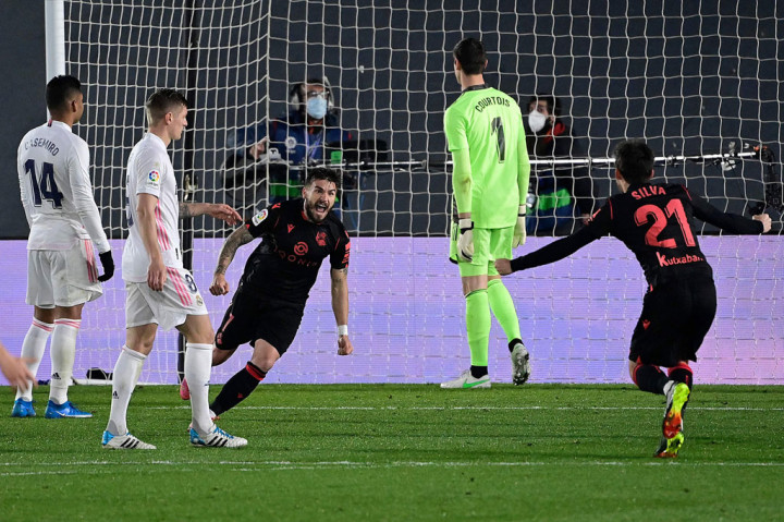 Sociedad bisa membalikkan situasi di babak kedua. Tim tamu lebih banyak menekan Madrid di 10 menit awal paruh kedua. Sociedad akhirnya berhasil unggul 1-0 duluan di menit ke-55. Umpan silang Nacho Monreal disambut dengan sundulan Portu.