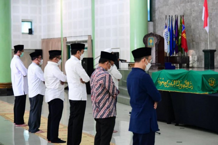 Presiden Joko Widodo pada Senin pagi, 1 Maret 2021, datang bertakziah ke tempat duka mendiang Artidjo Alkostar di Masjid Ulil Albab, Kampus Terpadu Universitas Islam Indonesia (UII), Yogyakarta, Senin, 1 Maret 2021.