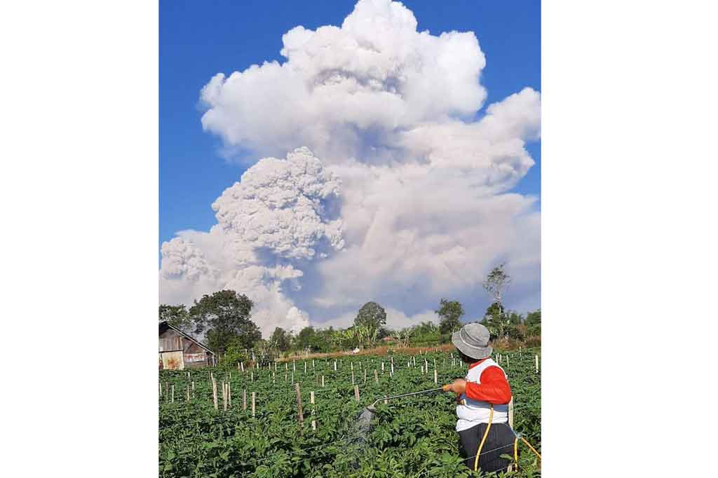 Gunung Sinabung erupsi pada Selasa pagi dengan tinggi kolom 5.000 meter di atas puncak. 