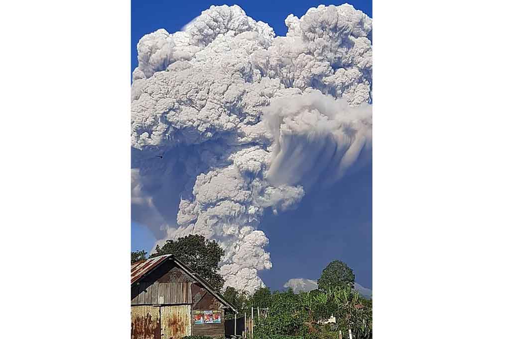 Pelaksana Tugas (Plt) Kepala Badan Penanggulangan Bencana Daerah (BPBD) Kabupaten Karo Natanail Perangin-angin mengatakan bahwa dampak erupsi membuat hujan abu mengguyur dua kecamatan di sekitar gunung tertinggi di Sumatra itu. 