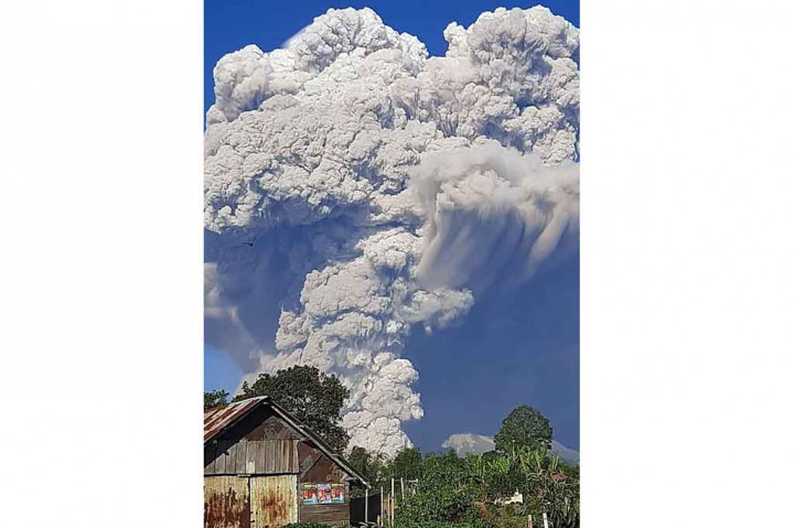 Pelaksana Tugas (Plt) Kepala Badan Penanggulangan Bencana Daerah (BPBD) Kabupaten Karo Natanail Perangin-angin mengatakan bahwa dampak erupsi membuat hujan abu mengguyur dua kecamatan di sekitar gunung tertinggi di Sumatra itu. 