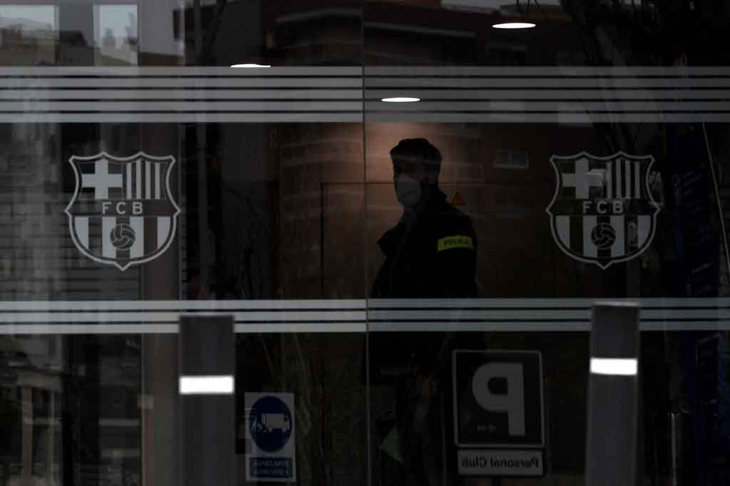 Menurut laporan Marca pada Senin, penggeledahan itu dilakukan untuk mencari barang bukti dan dokumen terkait skandal Barcagate yang sempat mengguncang publik pada Februari tahun lalu.