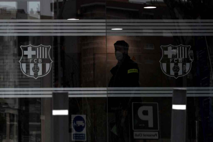 Menurut laporan Marca pada Senin, penggeledahan itu dilakukan untuk mencari barang bukti dan dokumen terkait skandal Barcagate yang sempat mengguncang publik pada Februari tahun lalu.