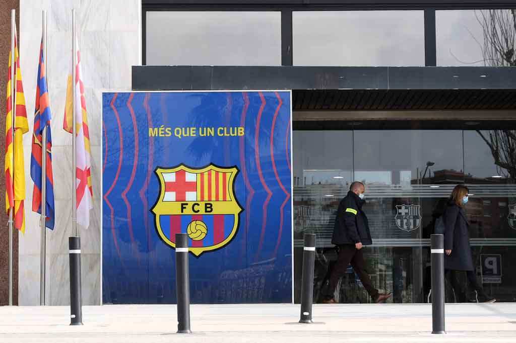 Selain itu, pihak kepolisian dilaporkan telah menahan mantan Presiden Barcelona Josep Maria Bartomeu, CEO Oscar Grau, dan kepala legal klub Roman Gomez Ponti.