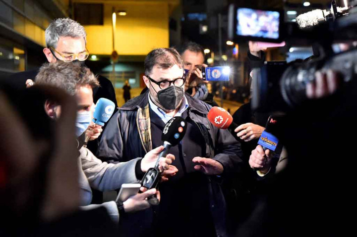 Bartomeu, CEO klub saat ini Oscar Grau dan kepala layanan hukum Barcelona ??Roman Gomez Ponti ditangkap karena dicurigai melakukan administrasi yang tidak adil, korupsi antara individu dan pencucian uang, menurut stasiun radio Cadena SER.