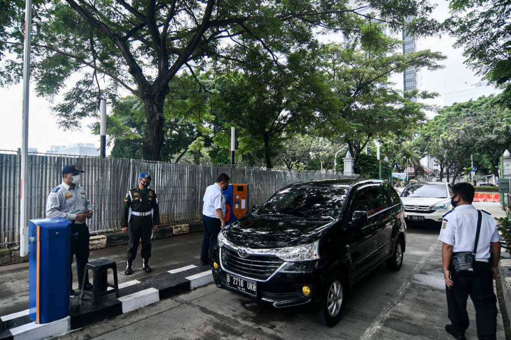 Warga saat memarkirkan kendaraannya di parkir IRTI Monas, Jakarta, Selasa, 2 Maret 2021.