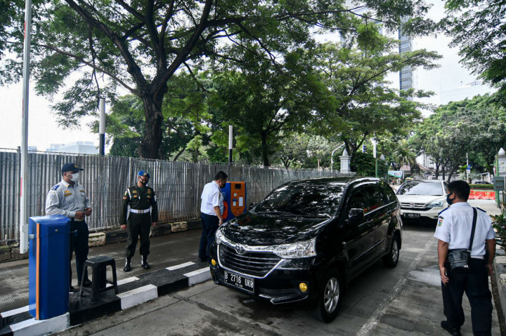 Warga saat memarkirkan kendaraannya di parkir IRTI Monas, Jakarta, Selasa, 2 Maret 2021.
