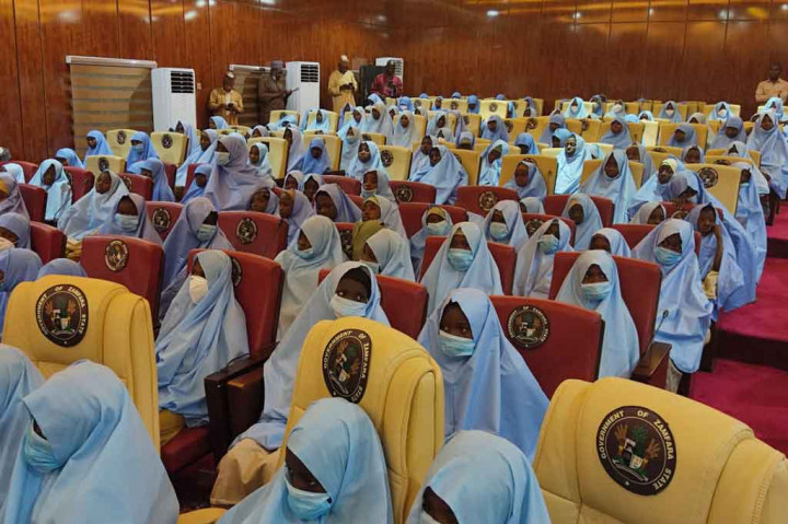 Sekelompok gadis yang sebelumnya diculik dari sekolah asrama mereka di Nigeria utara tiba di Gedung Pemerintah di Gusau, Negara Bagian Zamfara setelah dibebaskan, pada Selasa, 2 Maret 2021.
