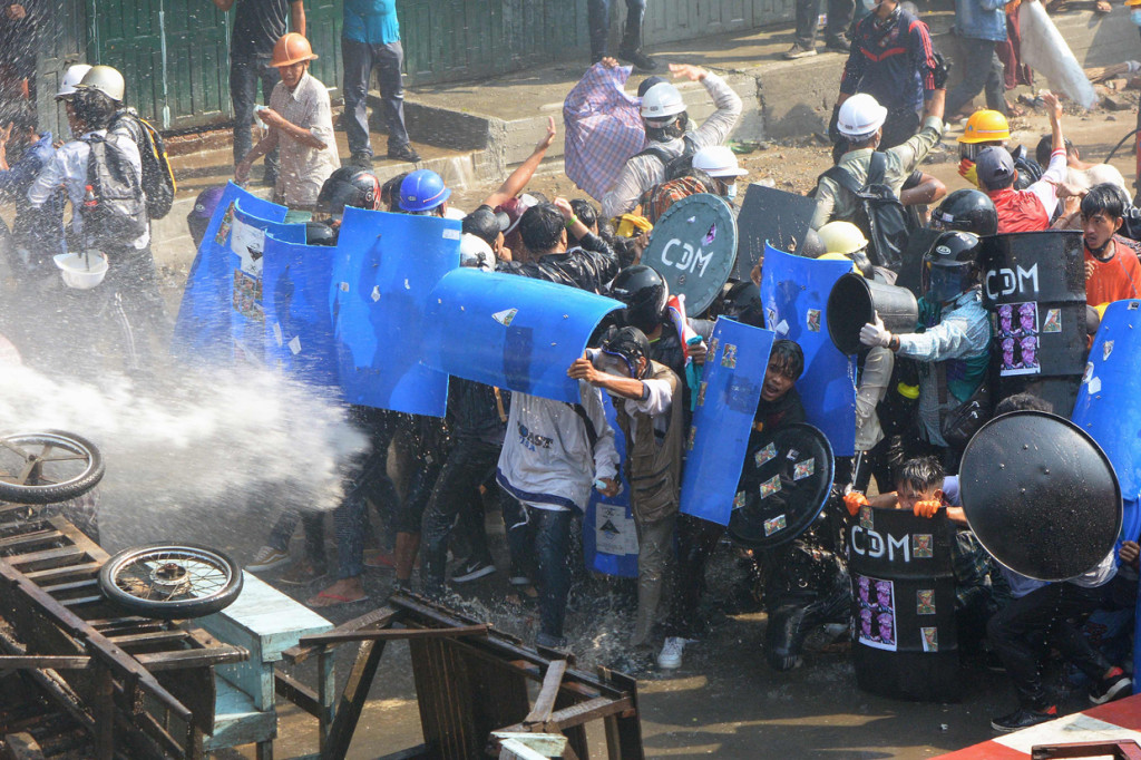 Dituturkan petugas penyelamat itu bahwa polisi awalnya mengerahkan gas air mata dan peluru karet, sebelum akhirnya menggunakan peluru tajam.